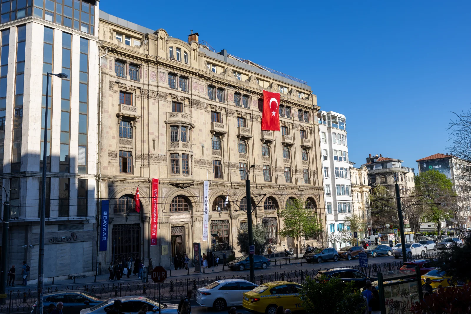KÜME, Karaköy Palas’ta 'Mümkün' temasıyla ArtıKÜME 2025 ve ODAK sergilerini tanıttı afişi