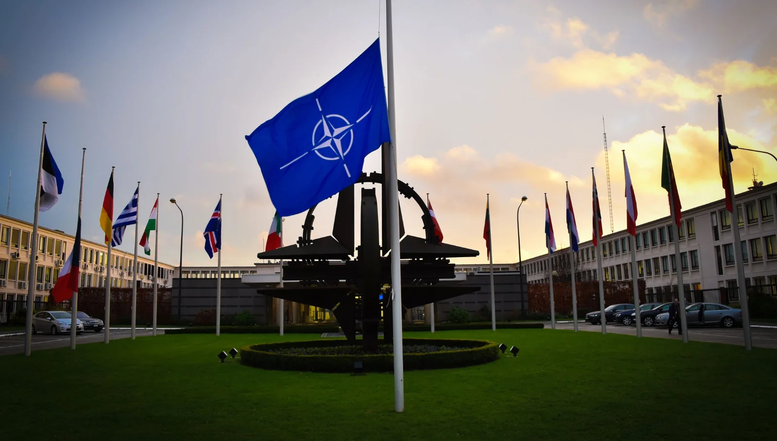 NATO'da Tanıdık Çatlaklar
